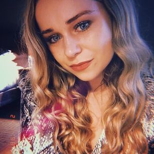 Instagram: laura_sheppard